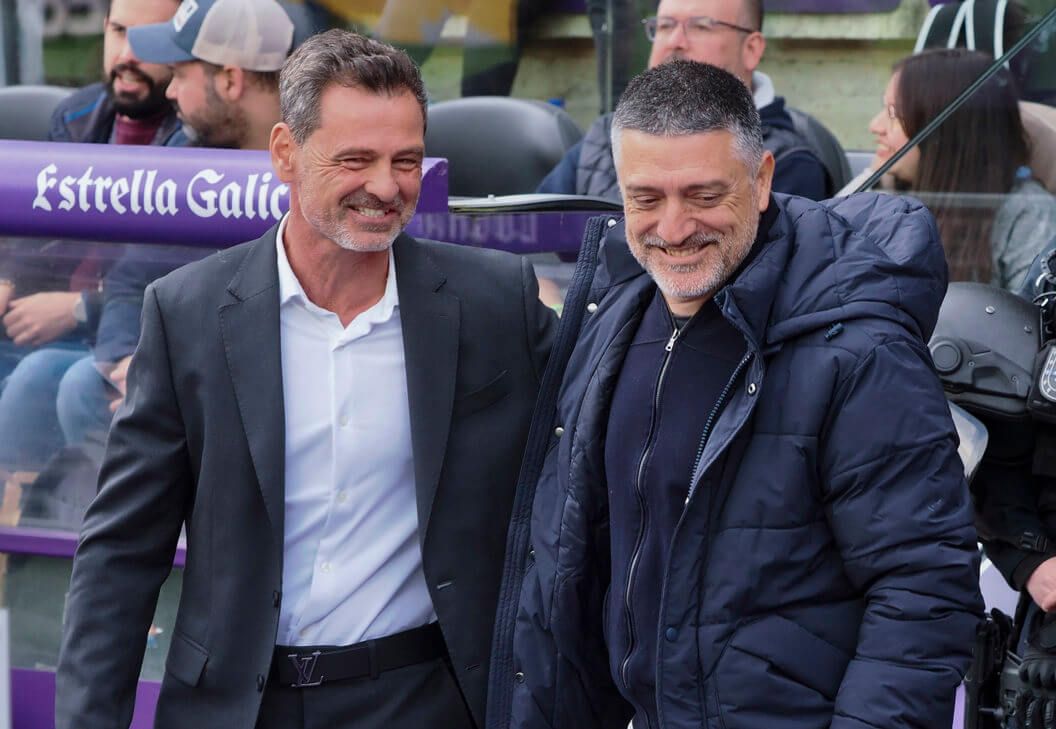  Xavier García Pimienta saluda a Diego Cocca en el Valladolid-Sevilla.