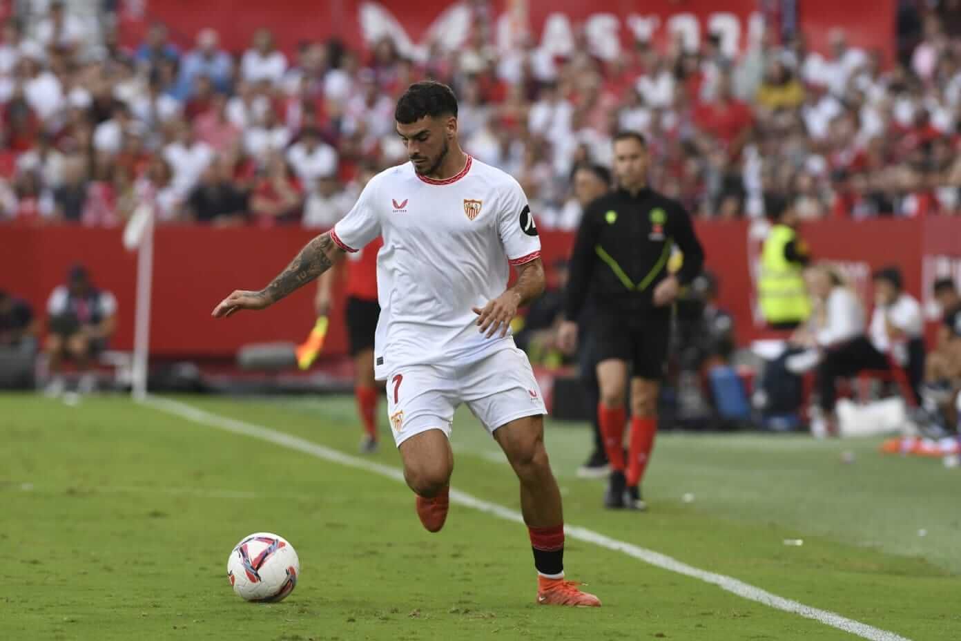 La camiseta del Sevilla, sin publicidad.