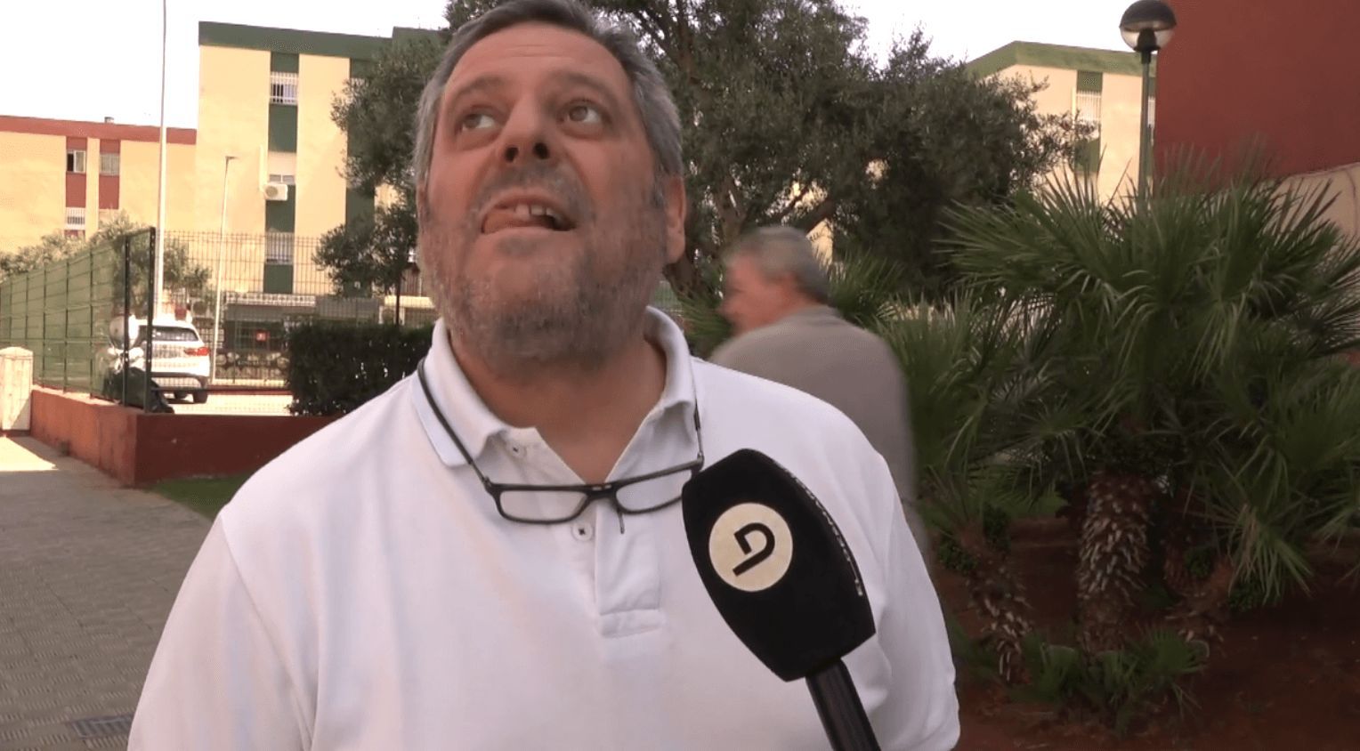 Un aficionado del Sevilla al ser cuestionado por Víctor Orta.