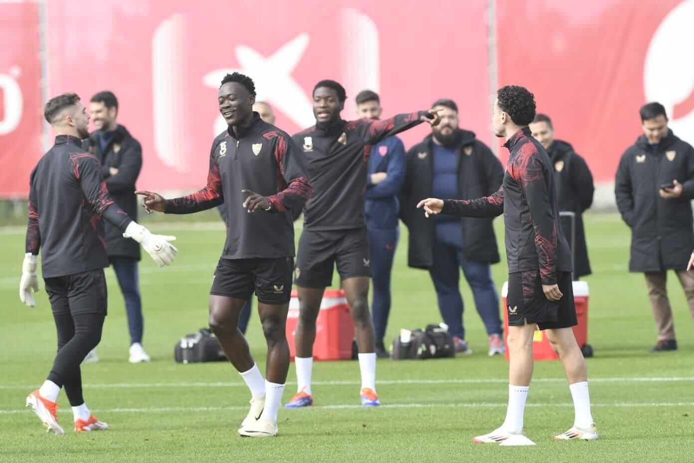  Rubén Vargas y Akor Adams, entrenando con el Sevilla.