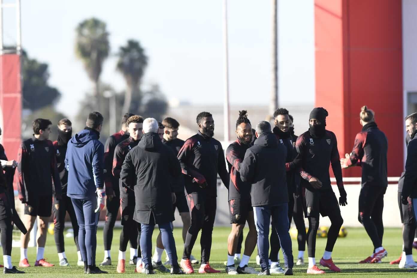  Los jugadores del Sevilla, Kike Salas entre ellos, en el entrenamiento de este miércoles.