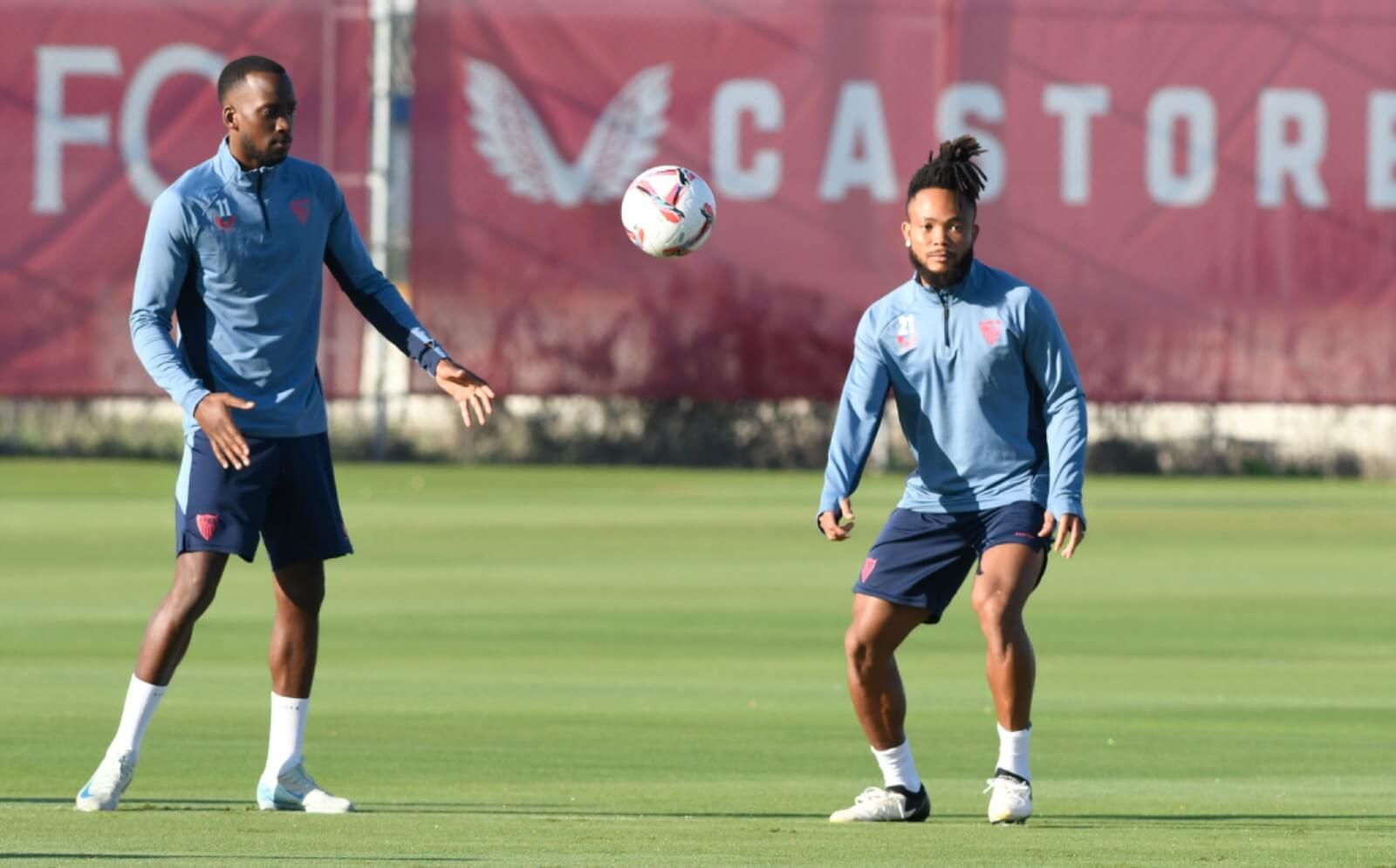  Lukebakio y Ejuke, en el entrenamiento de este sábado.