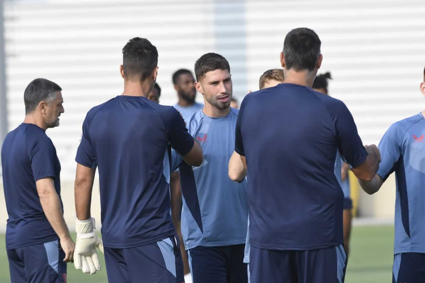 Carmona, con García Pimienta de fondo, en un entrenamiento.