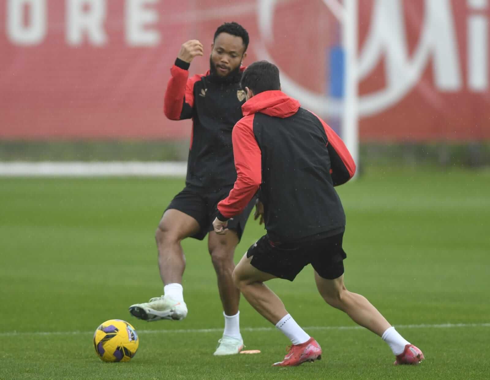  Cihdera Ejuke, en un entrenamiento del Sevilla.