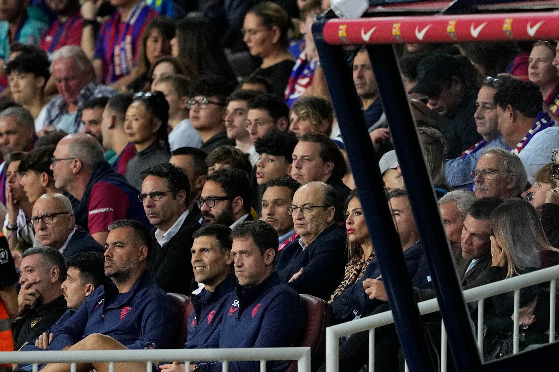  Orta, Del Nido Carrasco y Pepe Castro, representantes del Sevilla, en Montjuic.