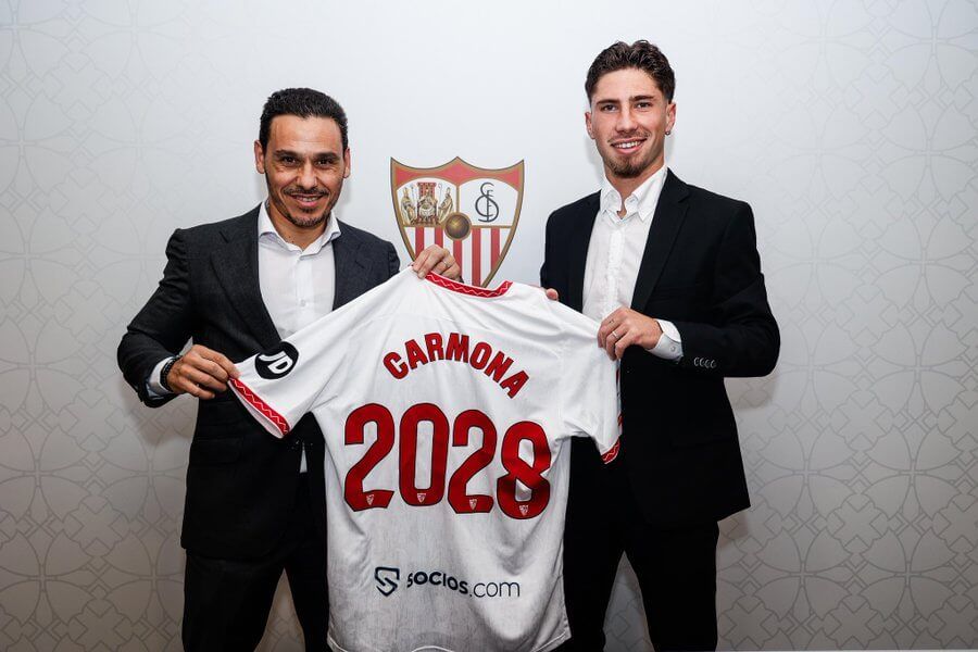 José Ángel Carmona ha renovado con el Sevilla.
