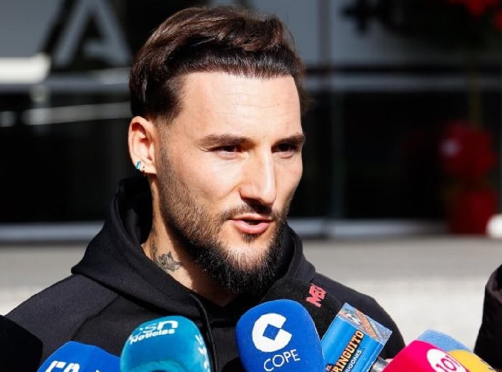  Gudelj atiende a los medios en el Hospital Macarena.