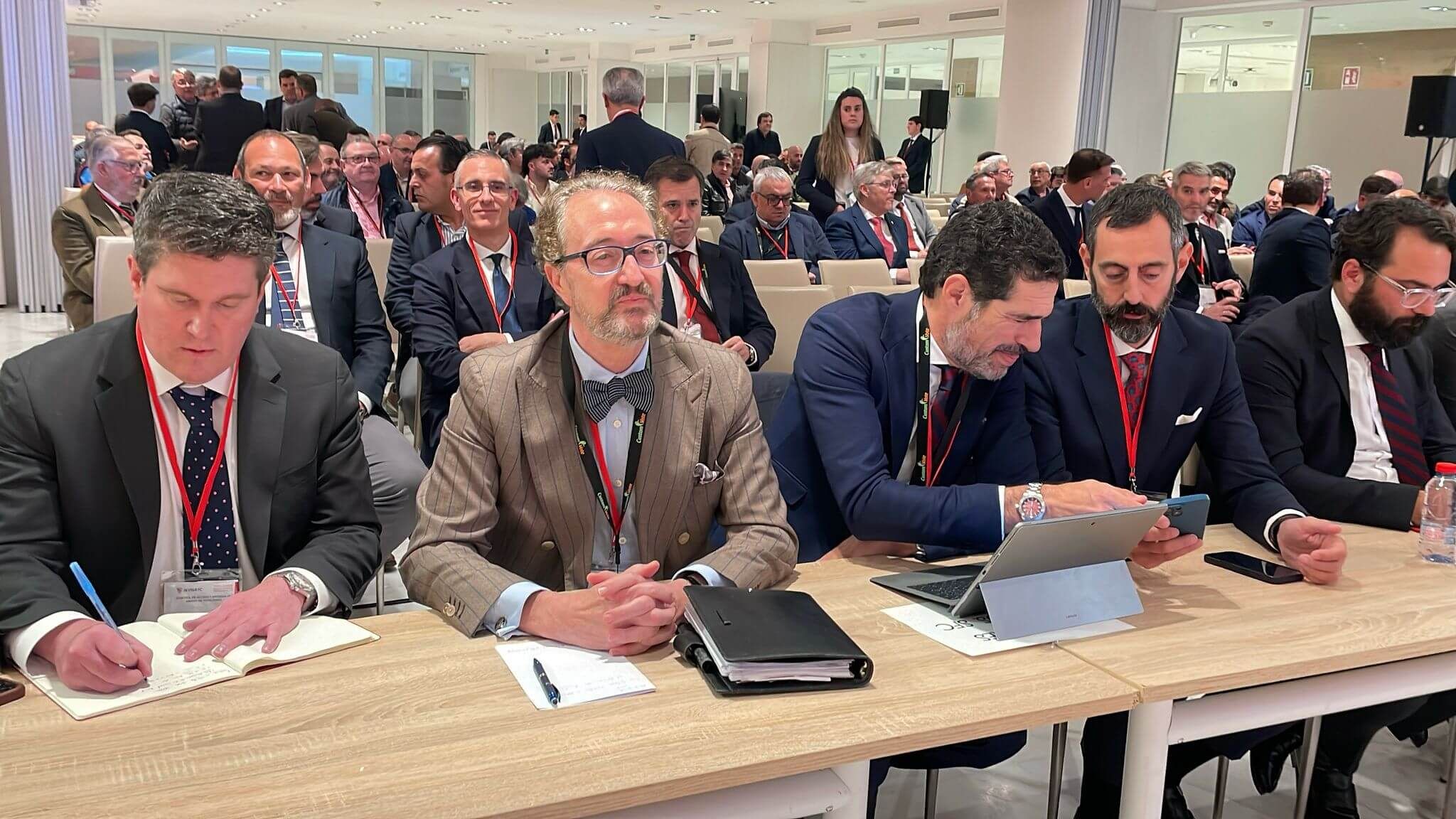  Juan de Dios Crespo, junto a Pérez Solano, en la Junta de Accionistas.