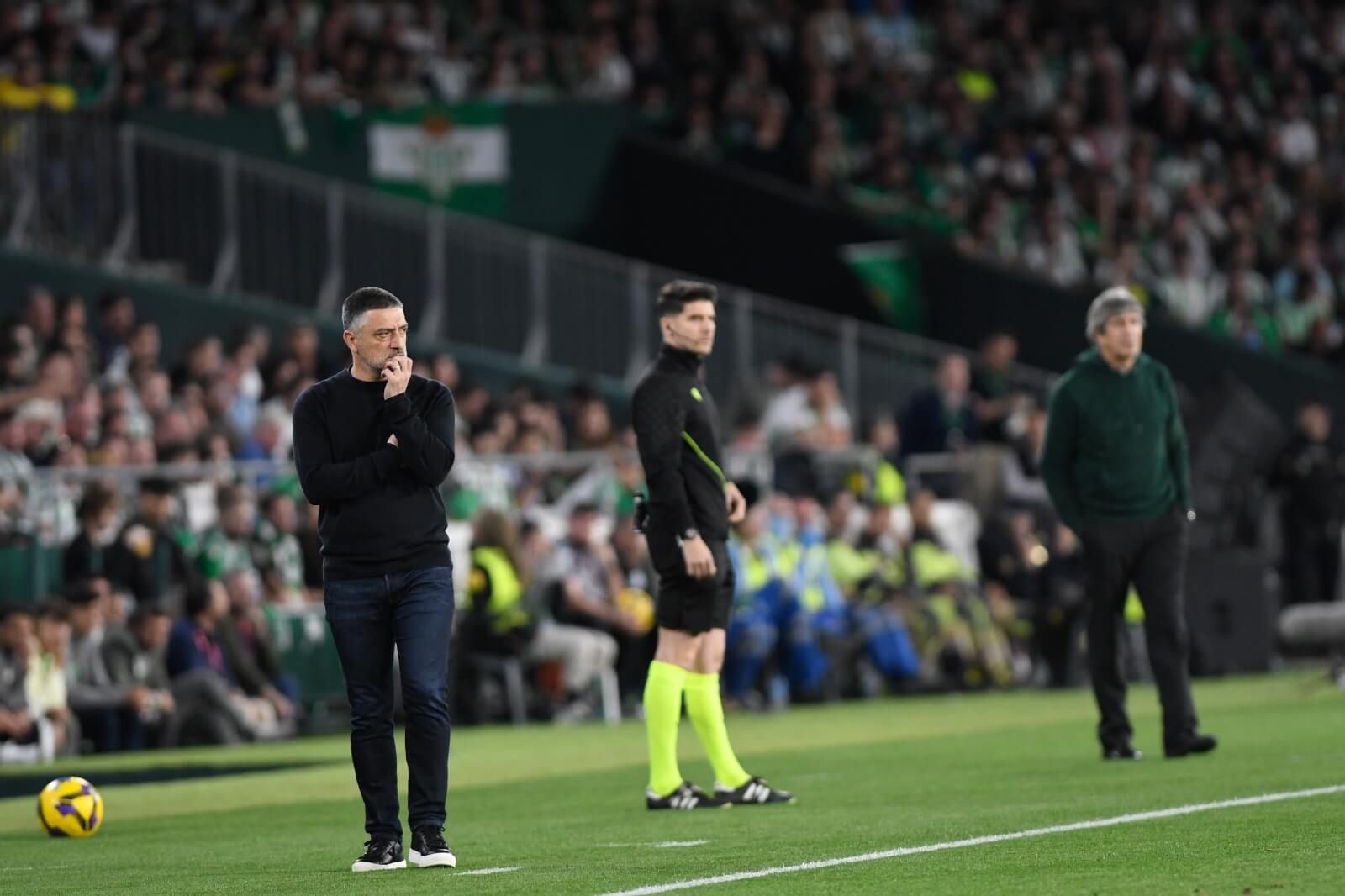 García Pimienta, ante el Betis.
