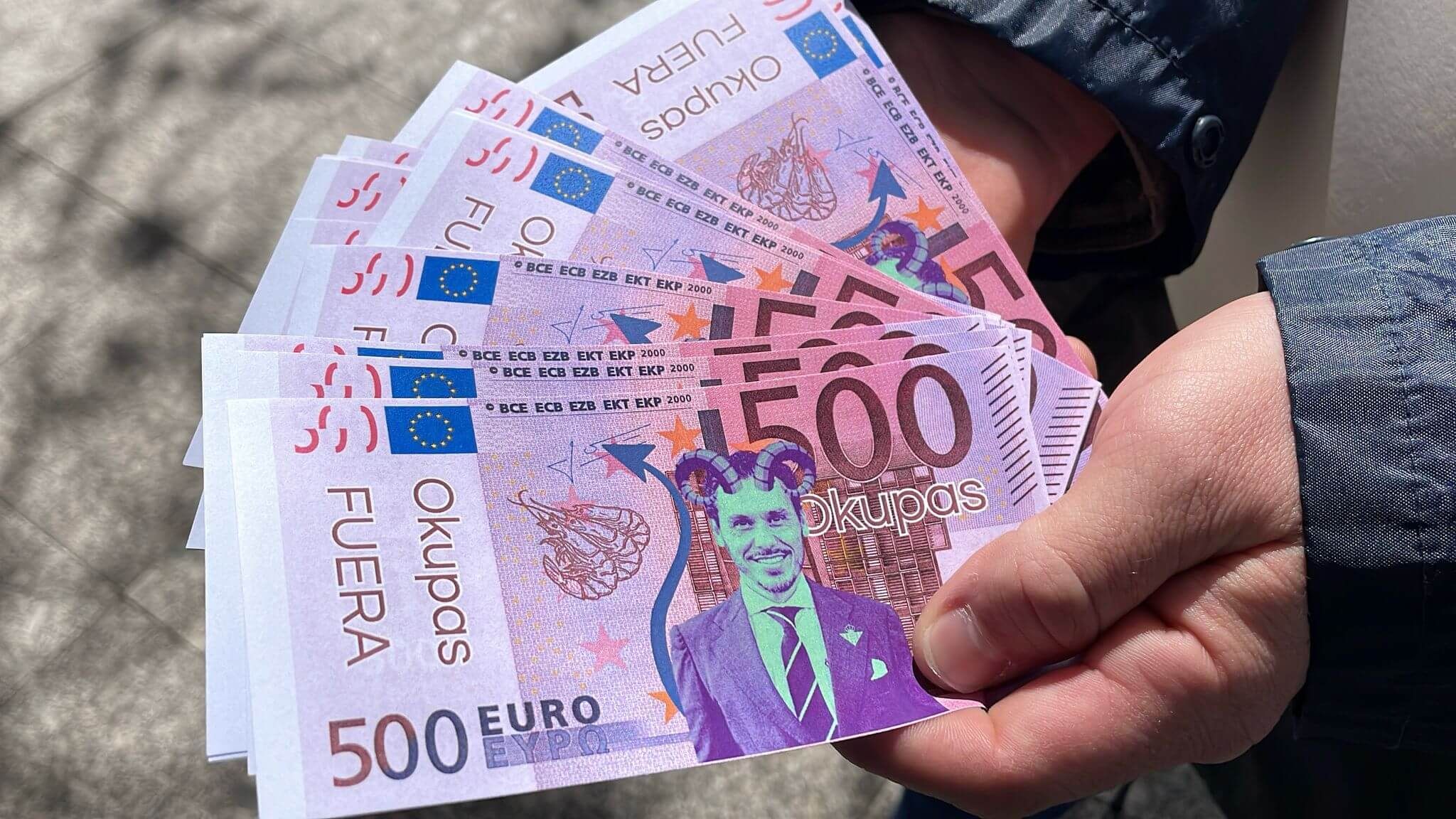  Imagen de los billetes lanzados al césped.