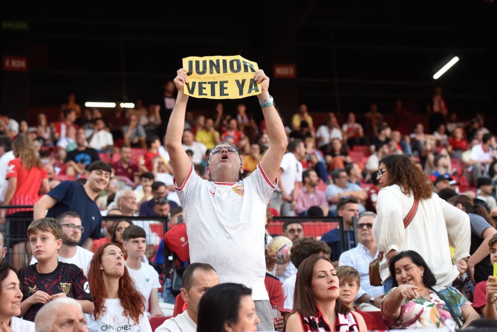  Protesta de un aficionado del Sevilla contra Del Nido Carrasco.