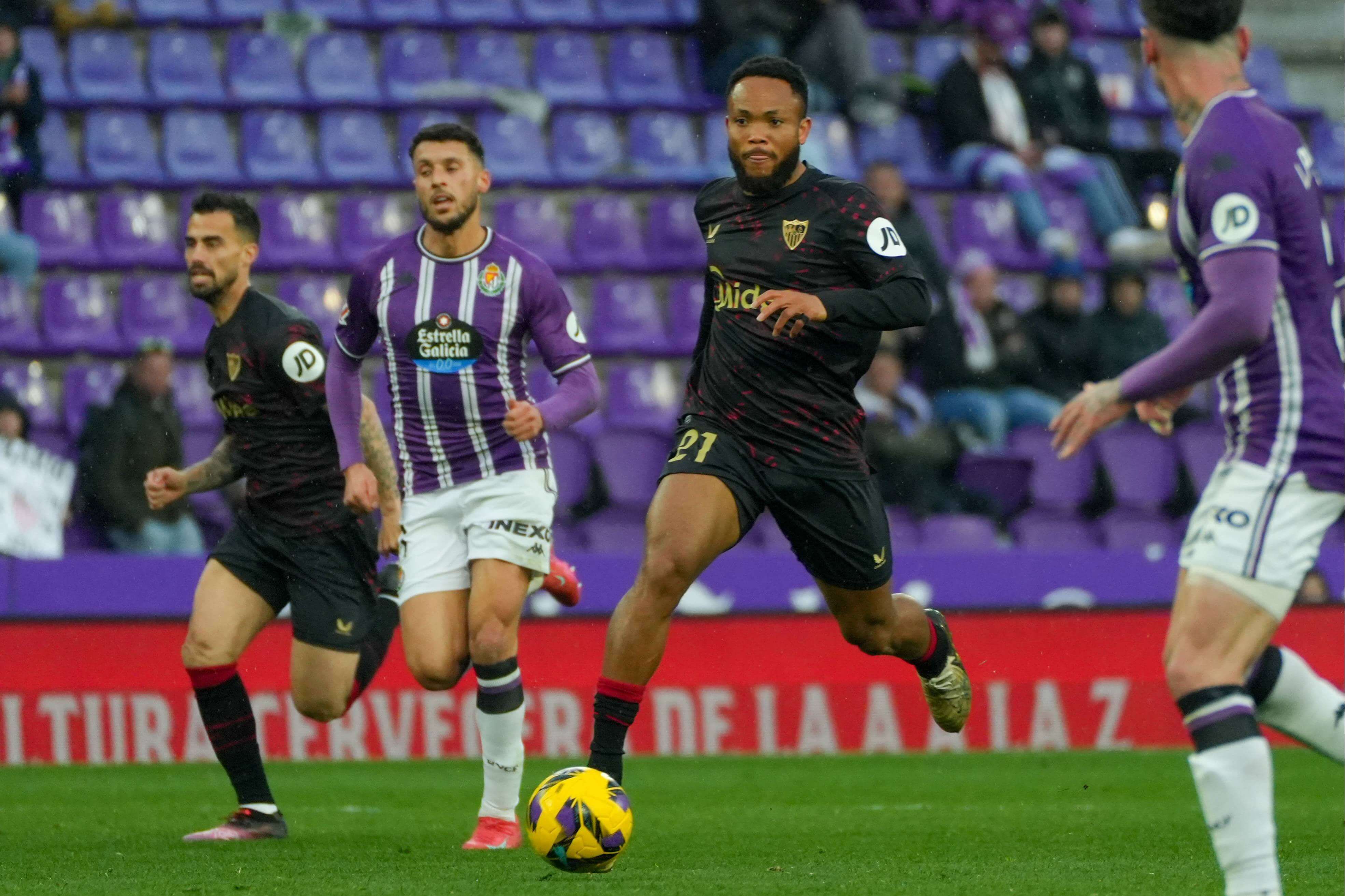  Chidera Ejuke, ante el Real Valladolid.