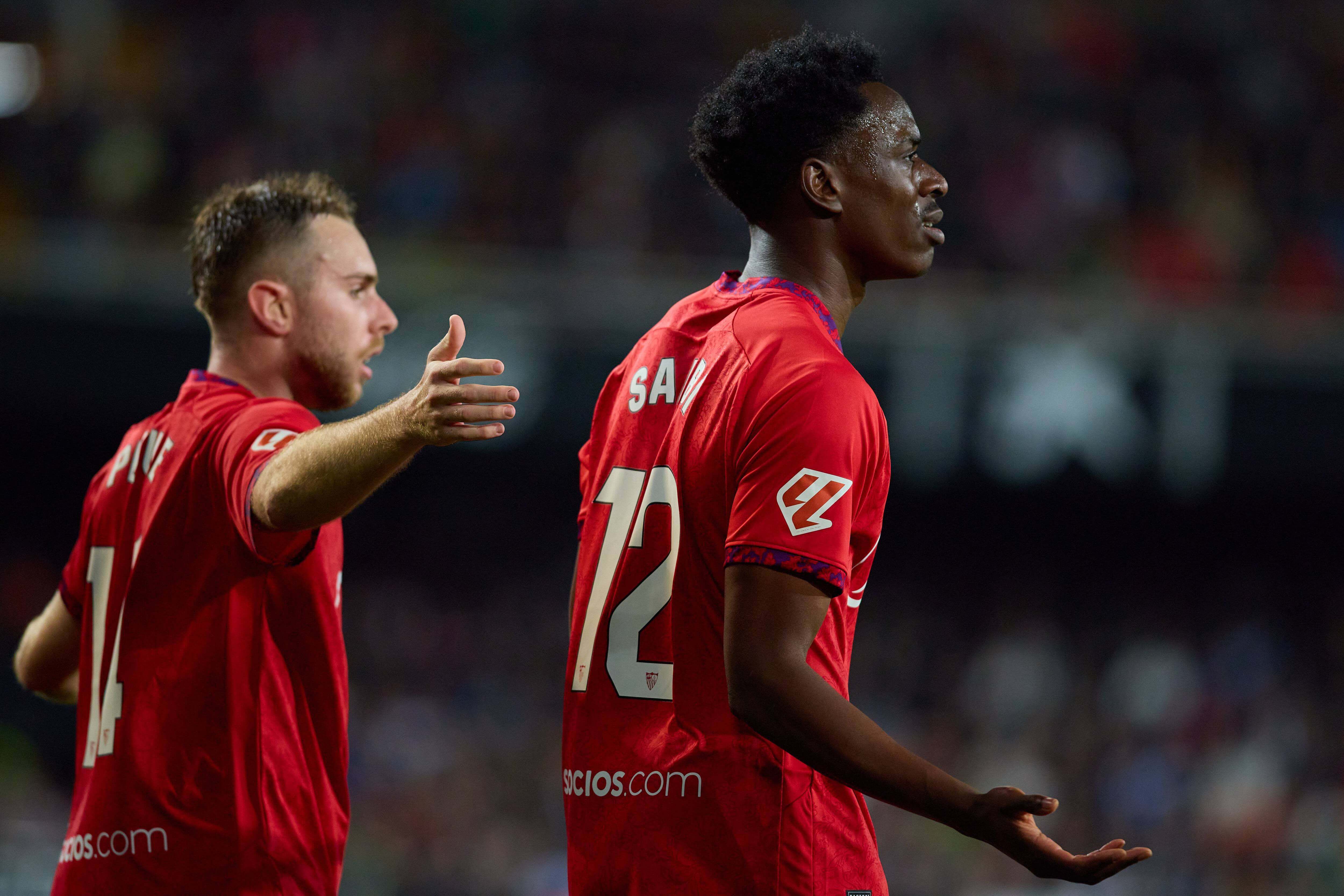  Peque y Sambi Lokonga protestan por el gol anulado al belga.