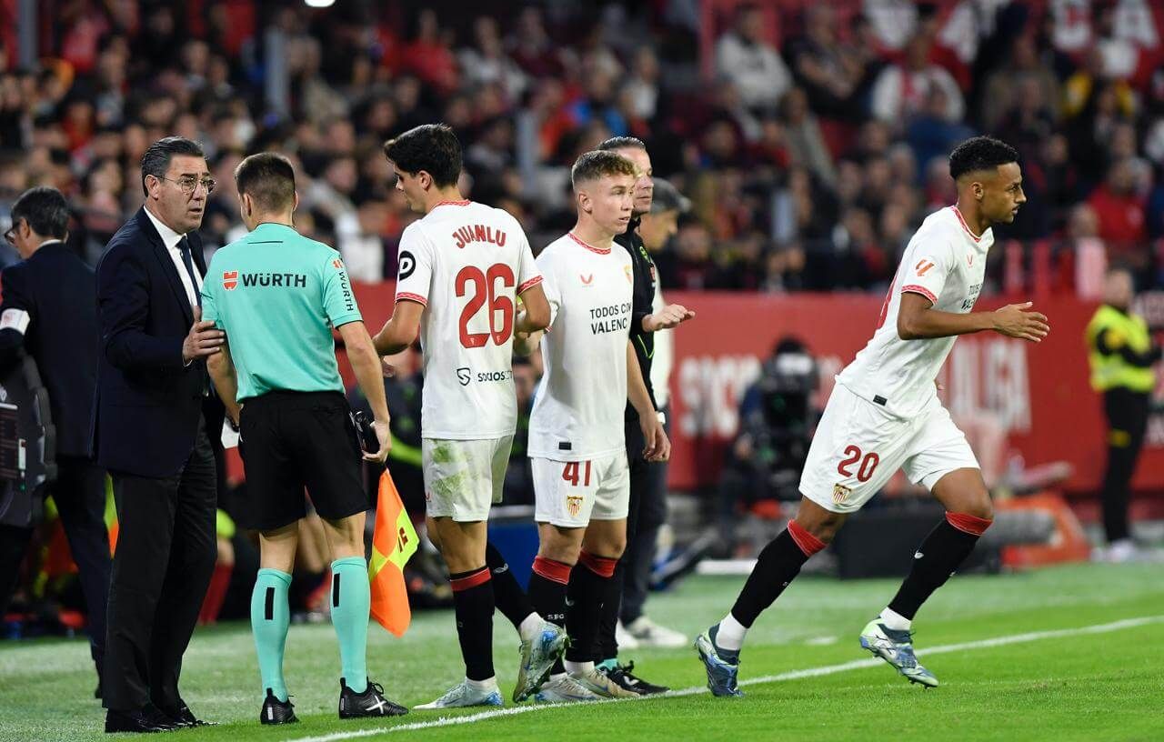 Isra Domínguez, debutando en el Sánchez-Pizjuán.