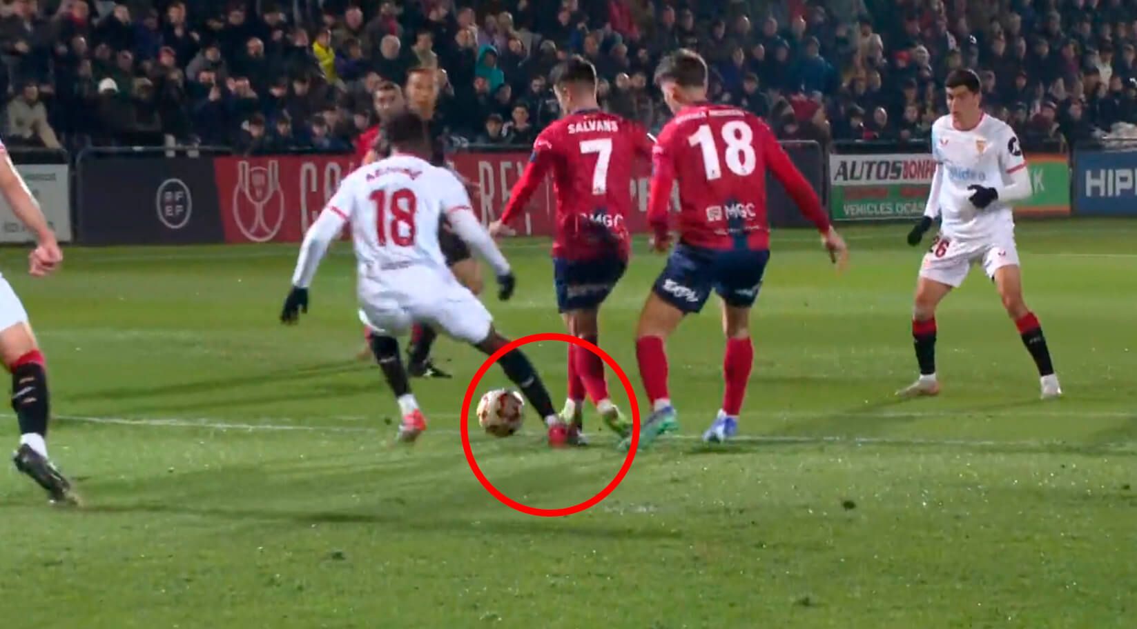  La acción de Lucién Agoumé dentro del área.