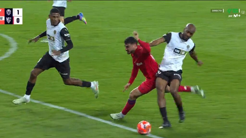 La falta que protestó Isaac Romero.