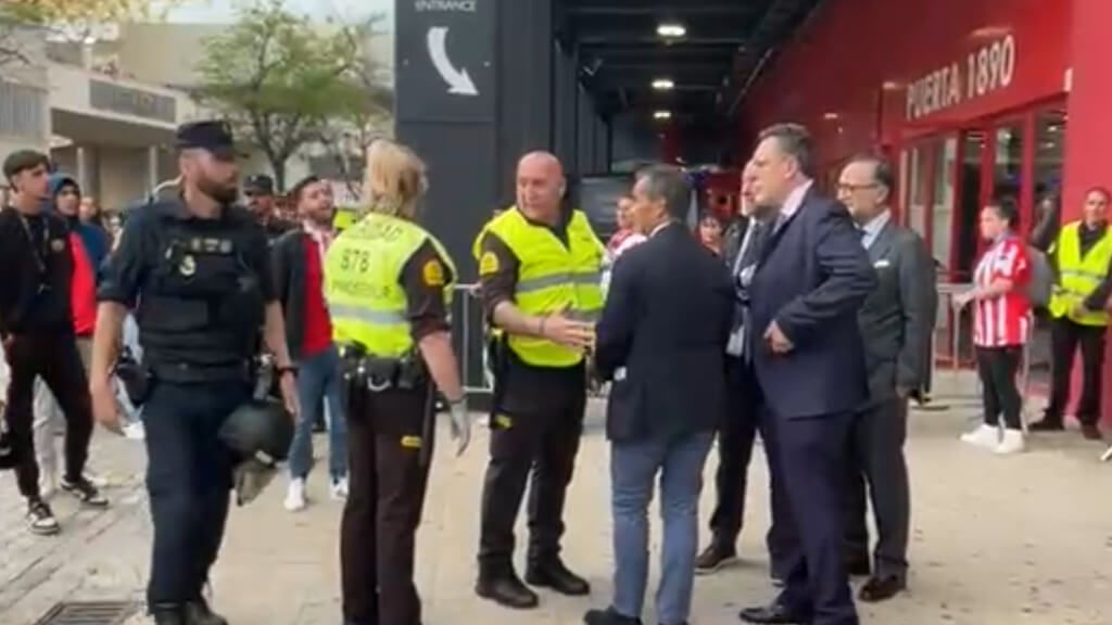  Imágenes de Pérez Solano abandonando el Sánchez-Pizjuán.