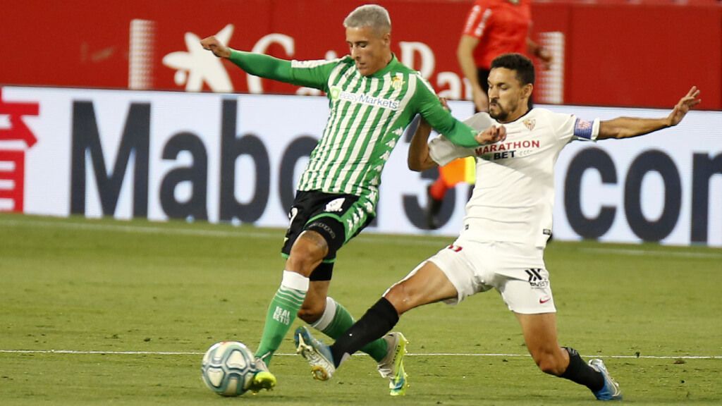  Cristian Tello y Jesús Navas, durante un derbi.