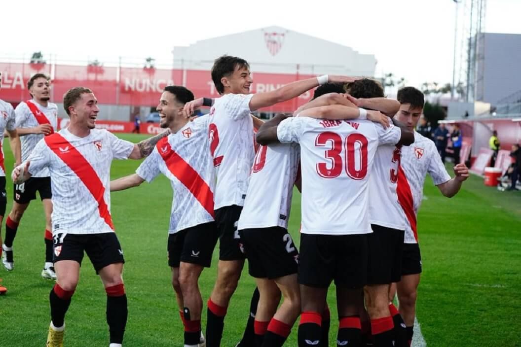 Los jugadores del Sevilla Atlético celebran uno de sus goles al Alcoyano.