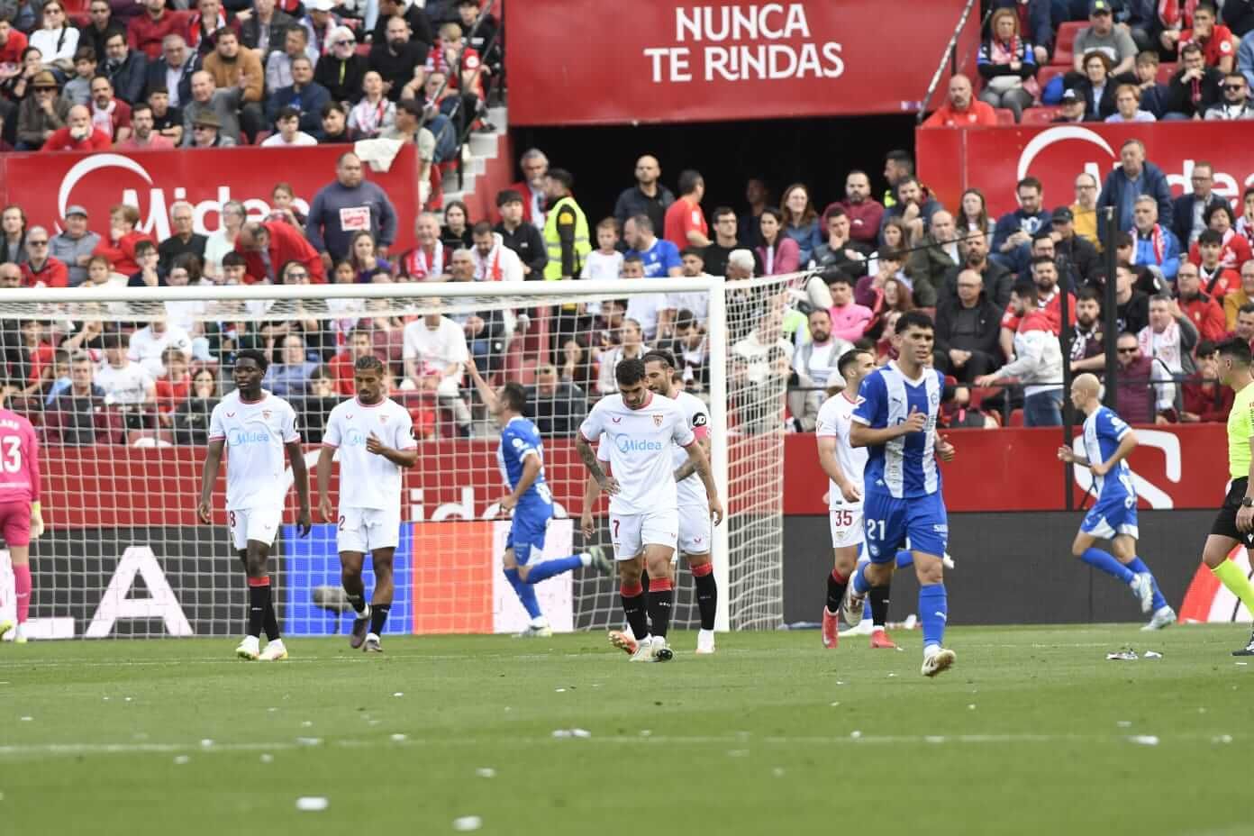  La decepción de los jugadores del Sevilla tras el gol de Kike García.