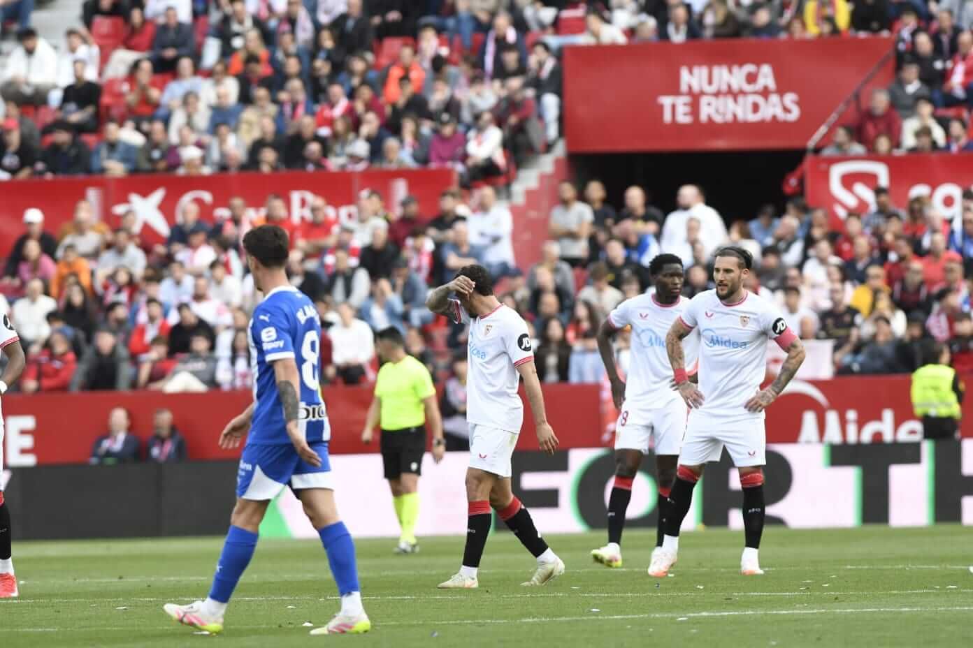 La decepción de los jugadores del Sevilla tras el gol de Kike García.