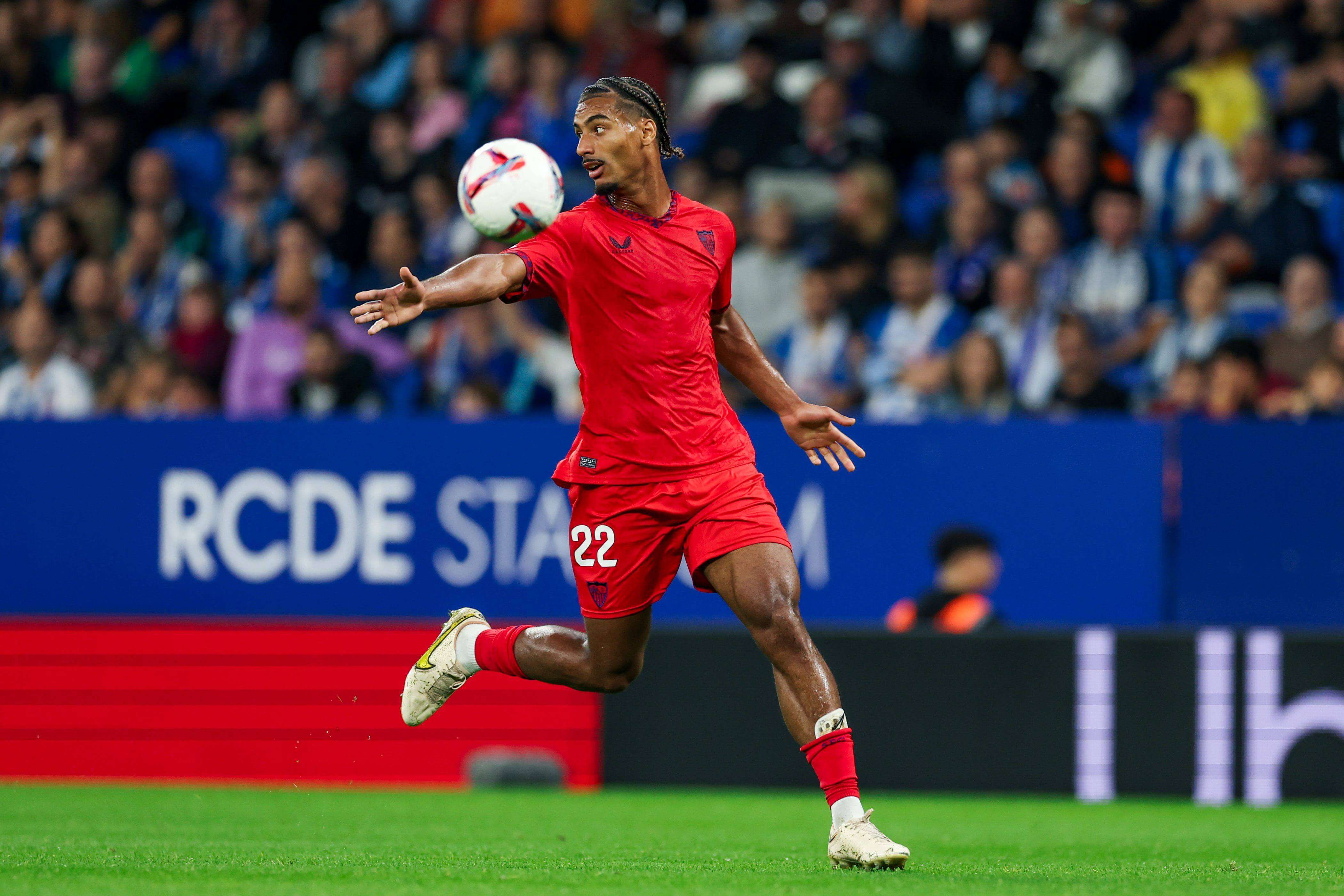 Loic Badé, jugador del Sevilla, ante el Espanyol.