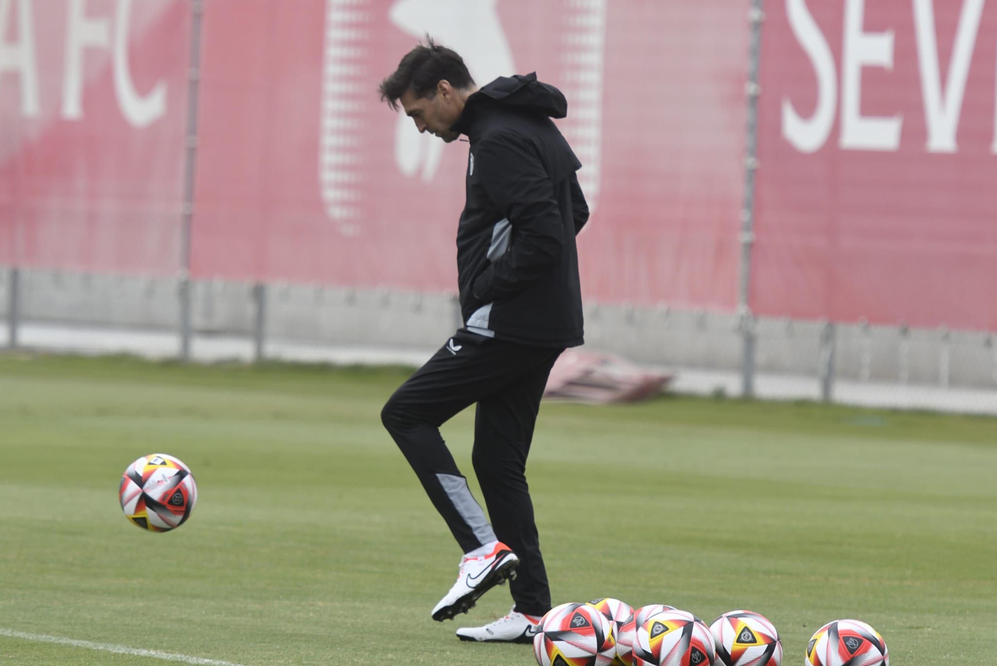 Diego Alonso, durante una sesión de entrenamiento del Sevilla.