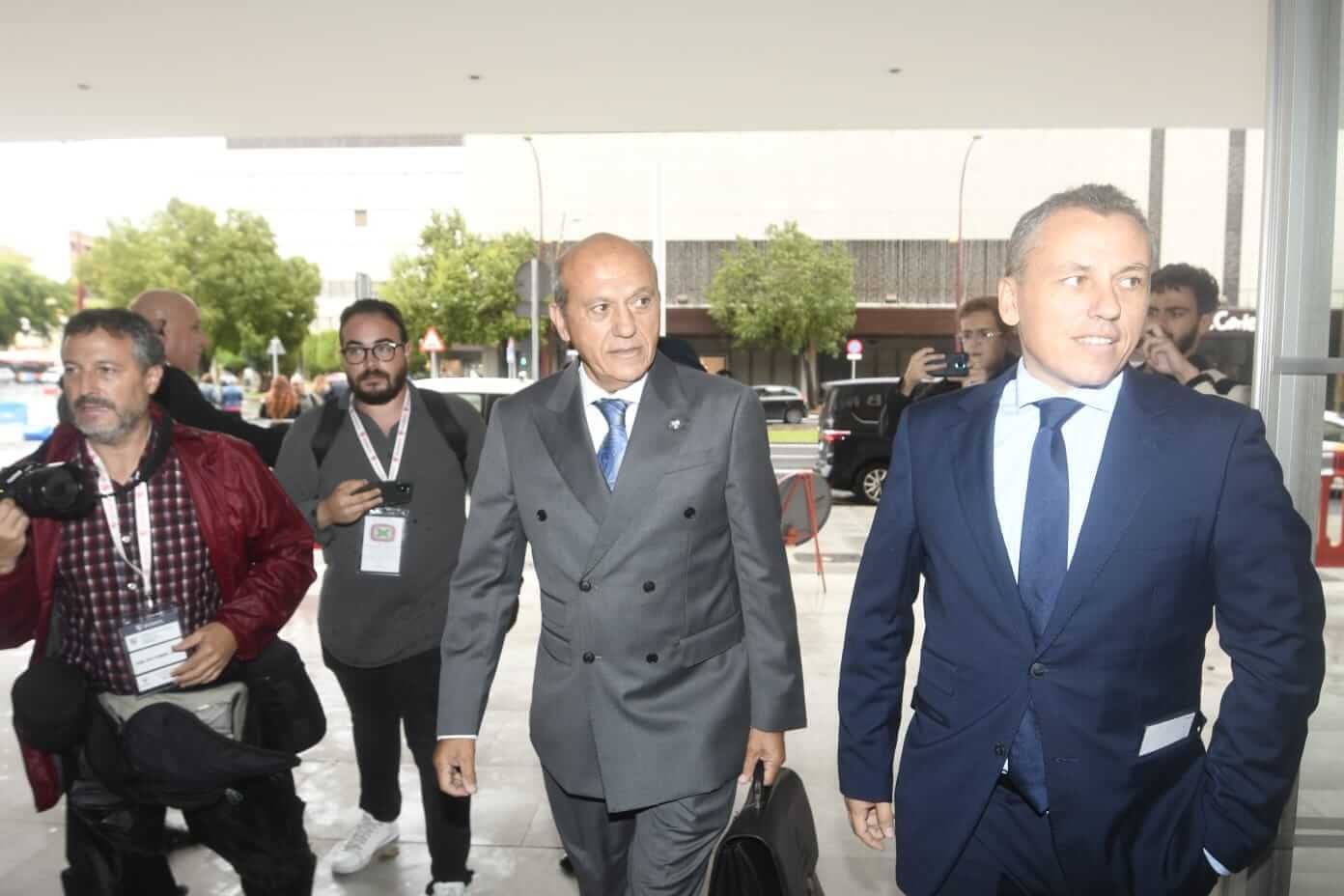  Llegada de José María del Nido Benavente a la última Junta Extraordinaria.