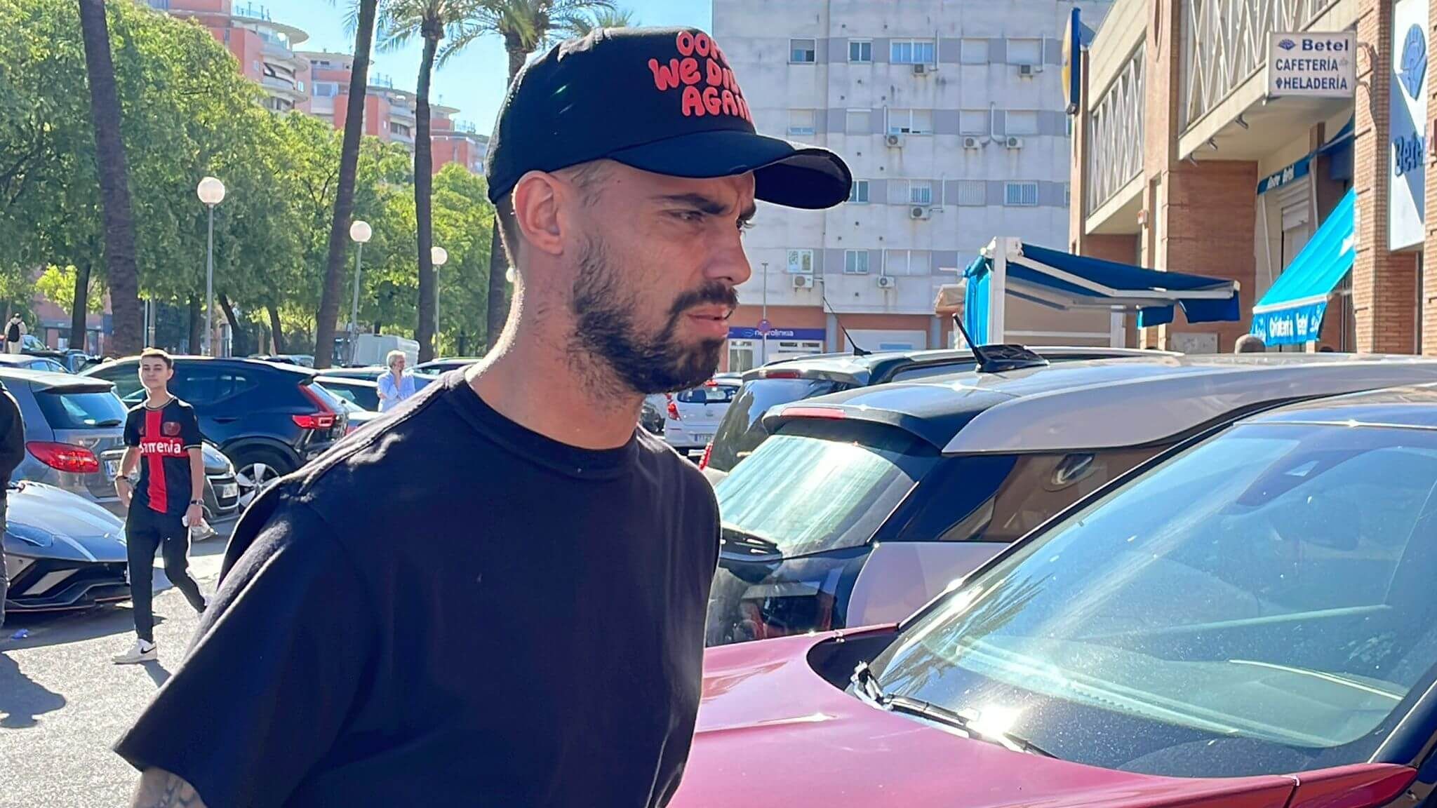  Suso, en su llegada a la clínica tras lesionarse en Barcelona.