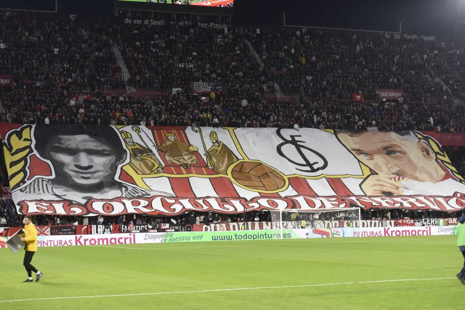 Tifo de despedida a Jesús Navas en el Gol Norte.