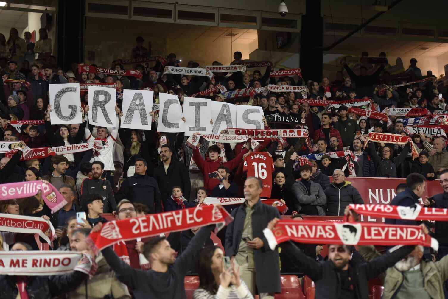 Mensajes de despedida a Jesús Navas en el Sánchez-Pizjuán.