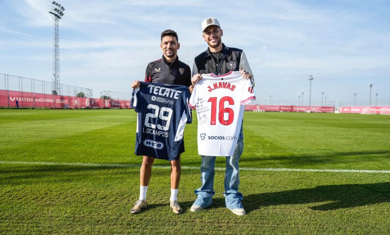 Ocampos, con Jesús Navas, este miércoles.