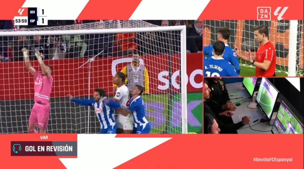  Revisión del VAR del gol anulado a Badé.