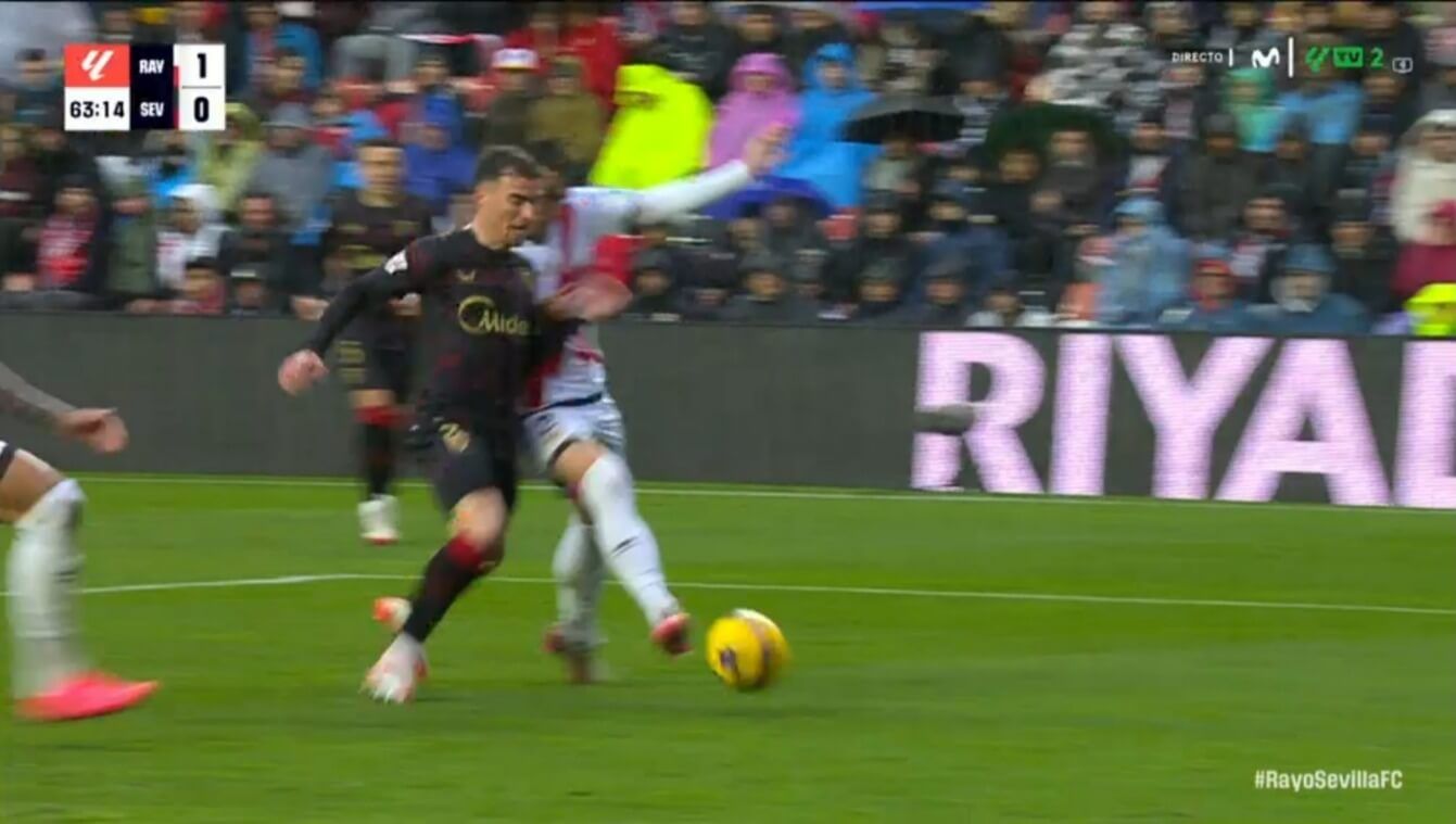  La acción del posible penalti sobre Pedrosa.