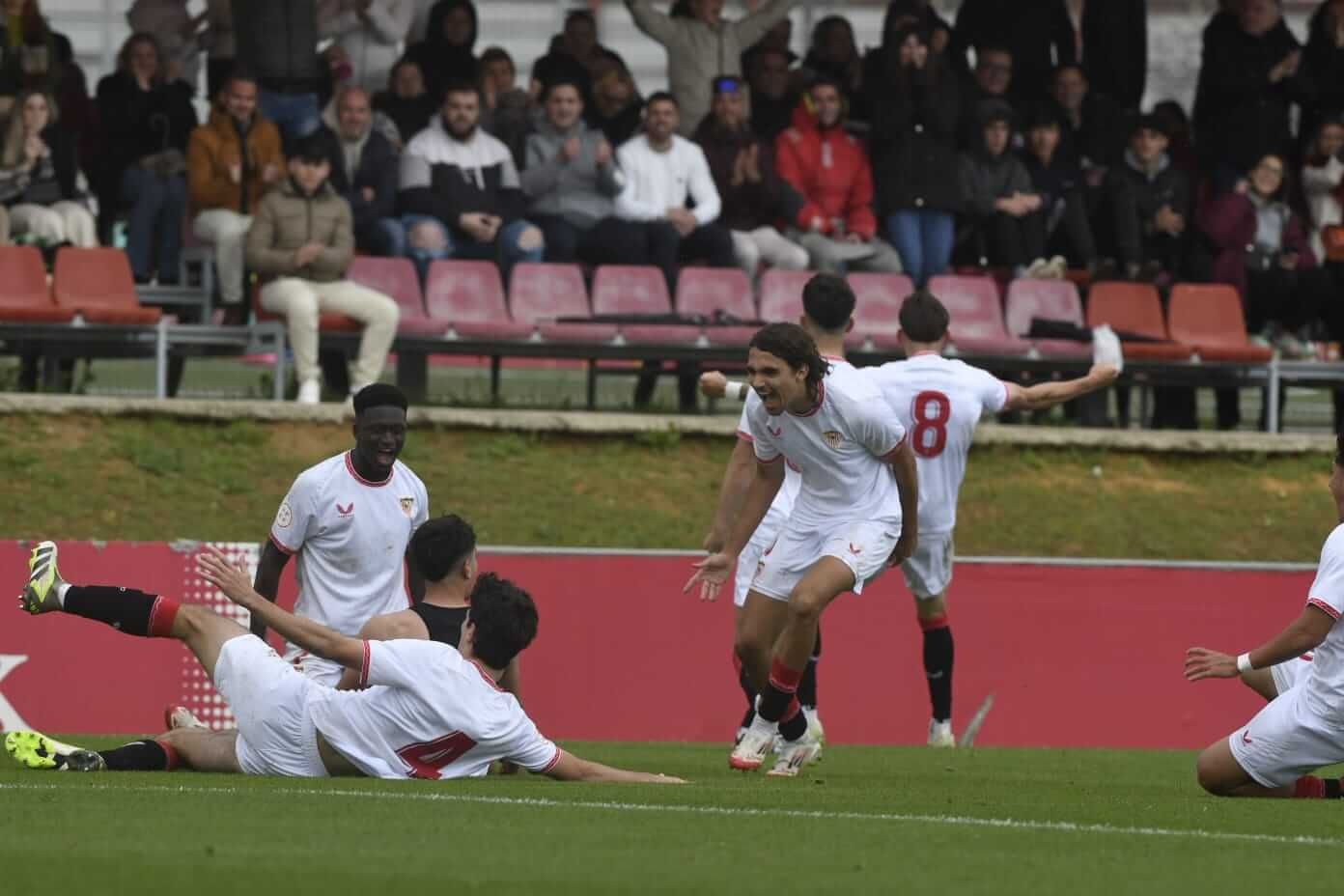  Los jugadores del Sevilla celebran el triunfo en el derbi juvenil