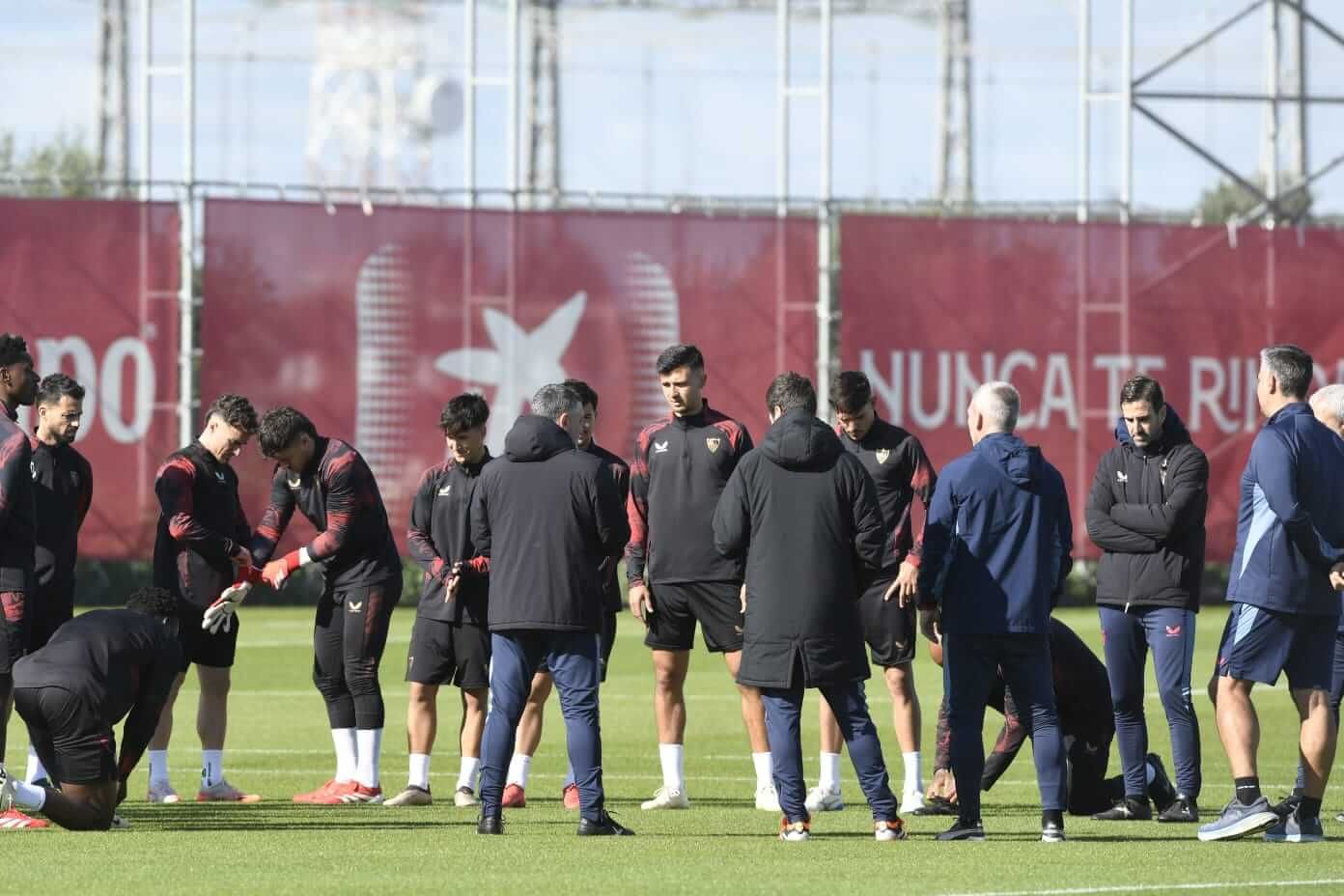  Charla de García Pimienta al Sevilla antes de la sesión del martes.