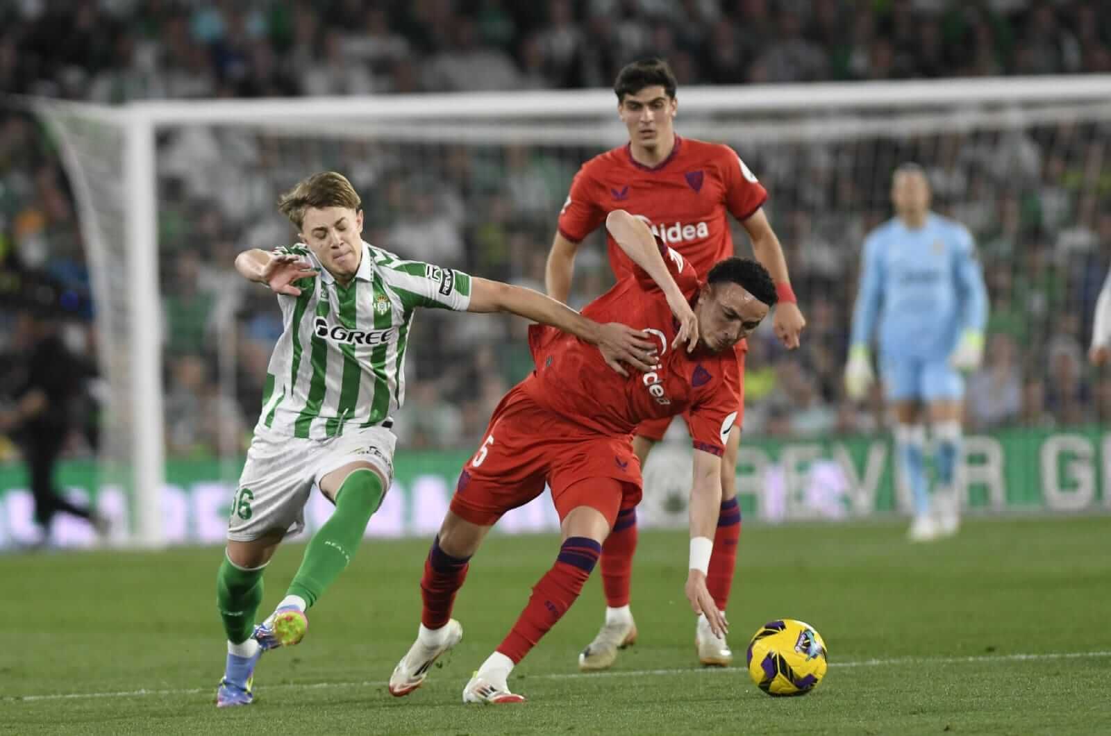 Jesús Rodríguez y Rubén Vargas pugnan por un balón en el derbi