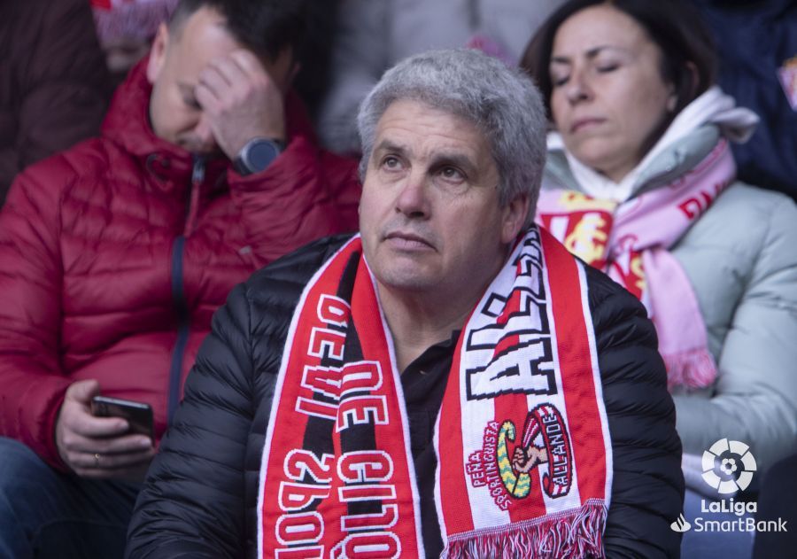 Un aficionado del Sporting, con cara triste, en las gradas de El Toralín.