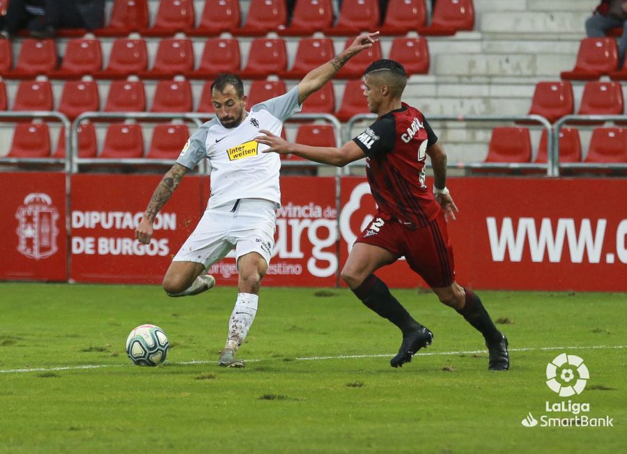  Aitor García dispara un balón en el partido ante el Mirandés.