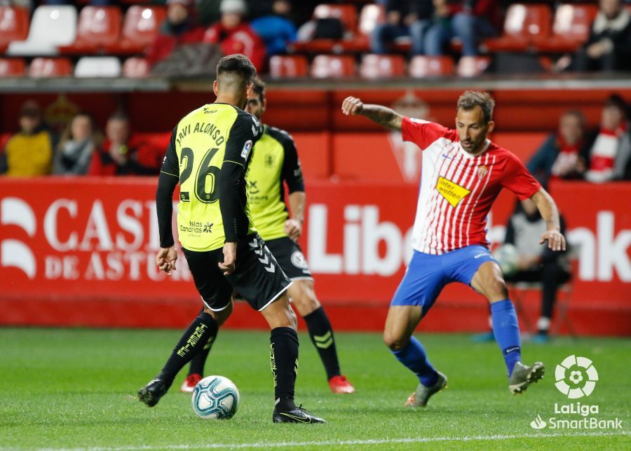  Aitor García presiona a Javi Alonso.