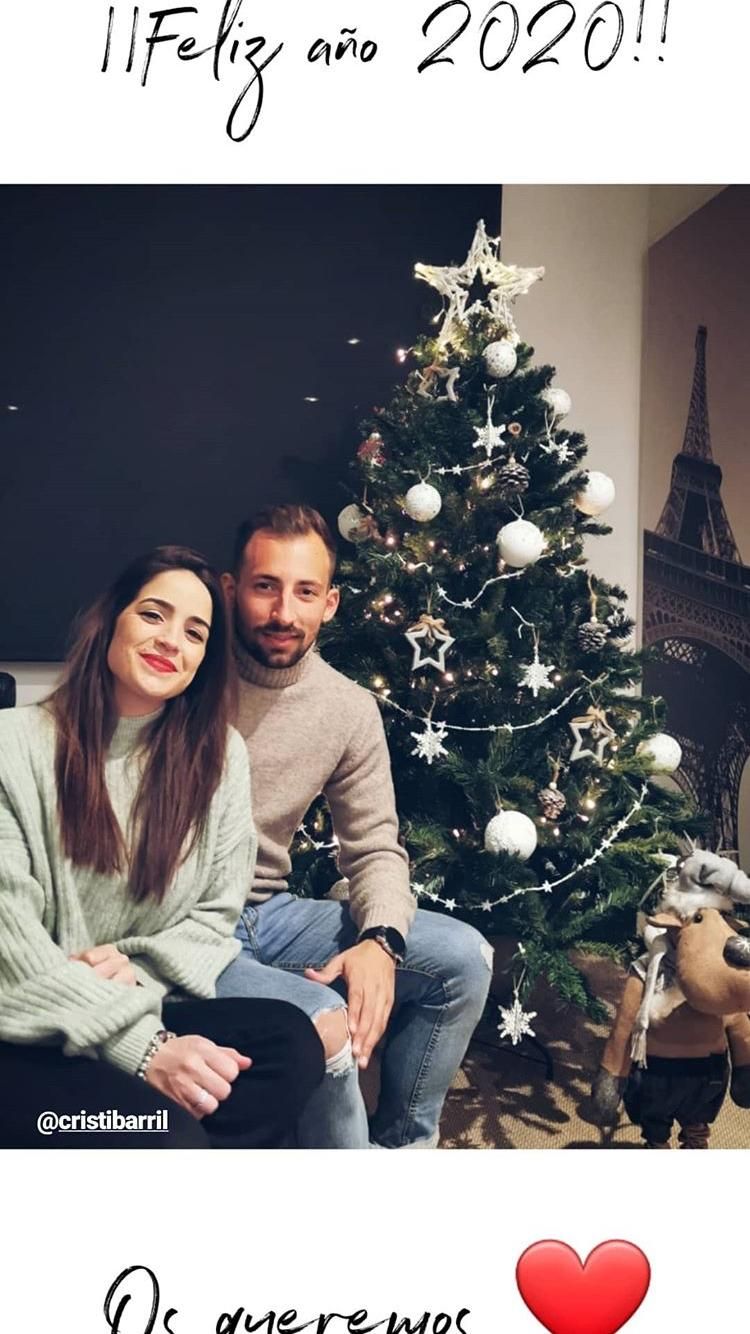  Aitor García y su pareja felicitan la entrada del nuevo año a los sportinguistas.
