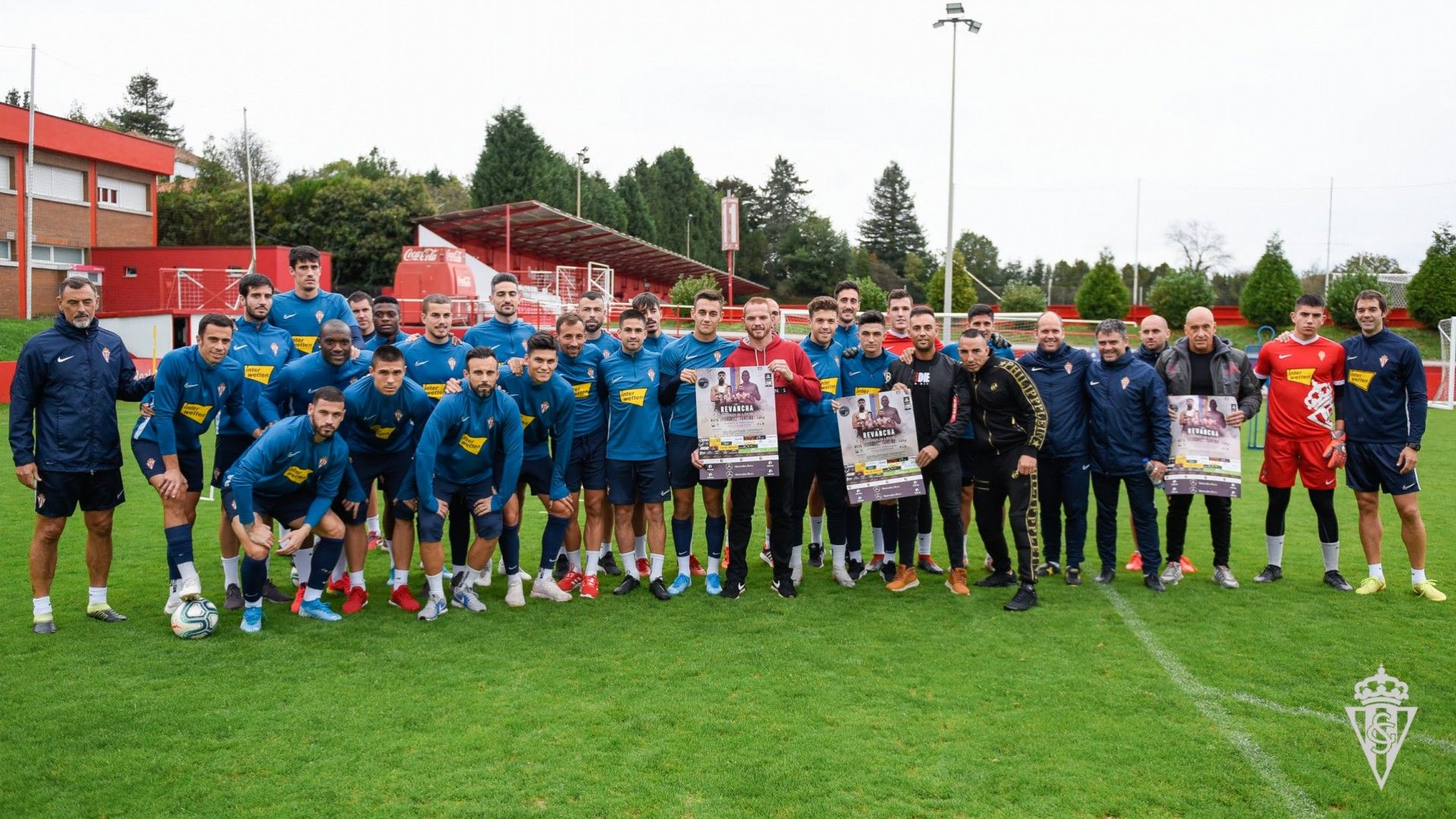  Los jugadores del Sporting posan con los púgiles Fandiño y Díaz.