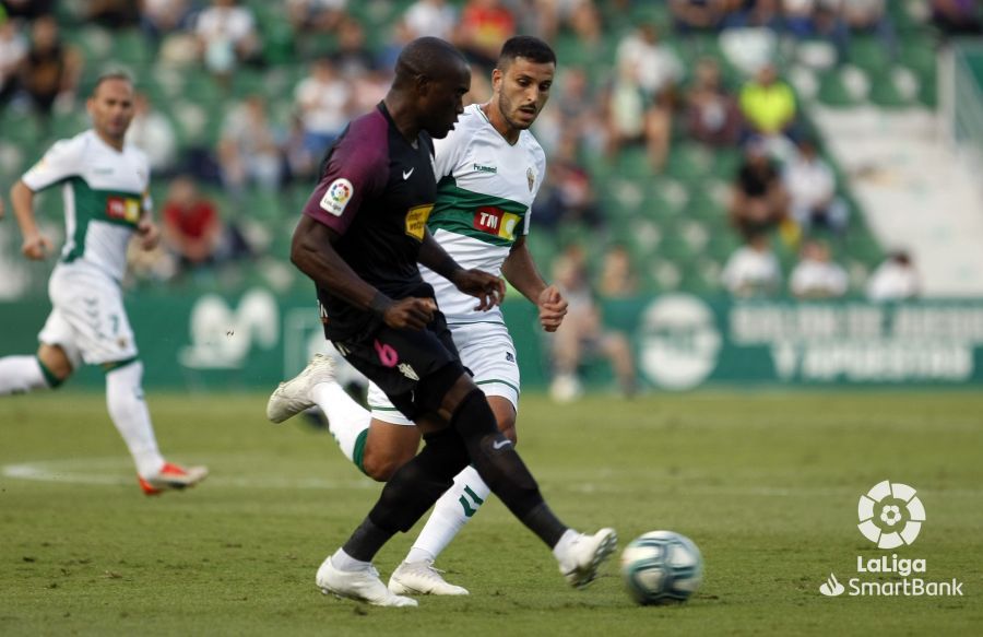 Babin controla el balón ante la presión rival.