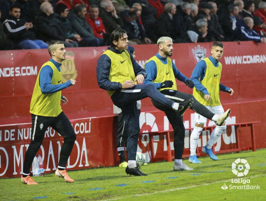  Bertín, durante el calentamiento previo a su entrada en el Mirandés-Sporting.