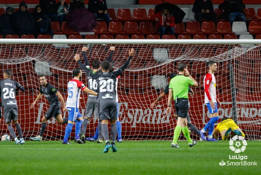 El Numancia anota en el partido en El Molinón.