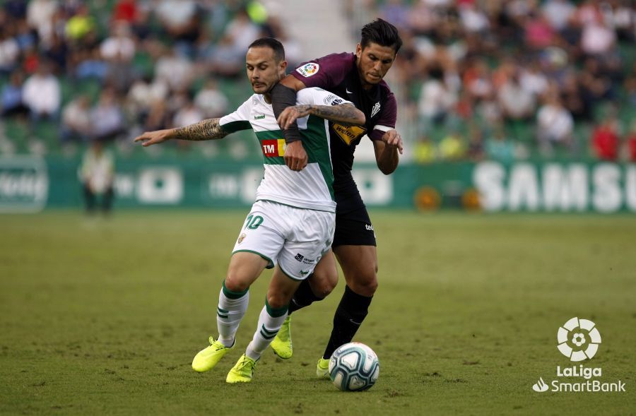  Cristian Salvador pelea con Iván Sánchez por hacerse con el esférico.