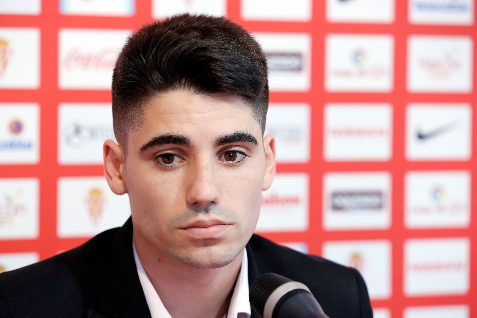  Cris Montes se despide del Sporting de Gijón en la sala de prensa de Mareo.