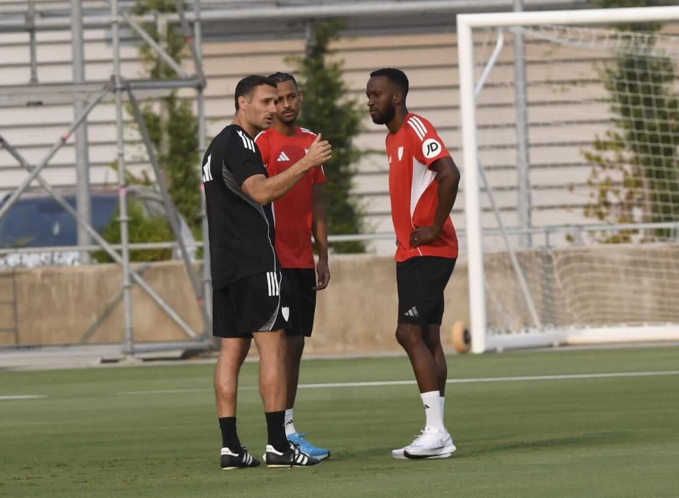  Guido Bonini, Sow y Lukebakio, en el entrenamiento de este martes.