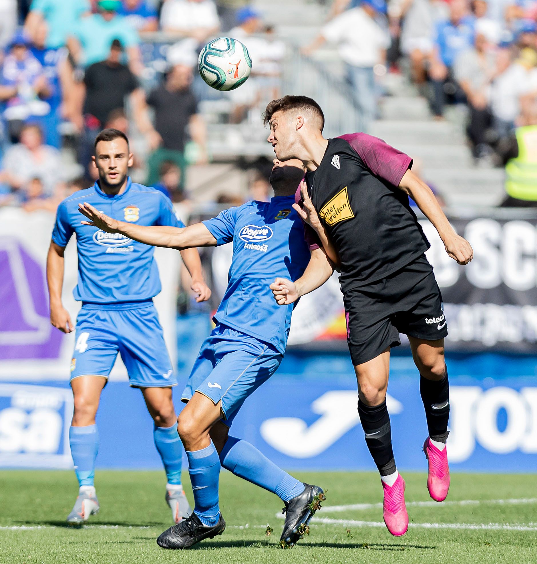 Nacho Méndez lucha una por una pelota en el Fuenlabrada-Sporting.