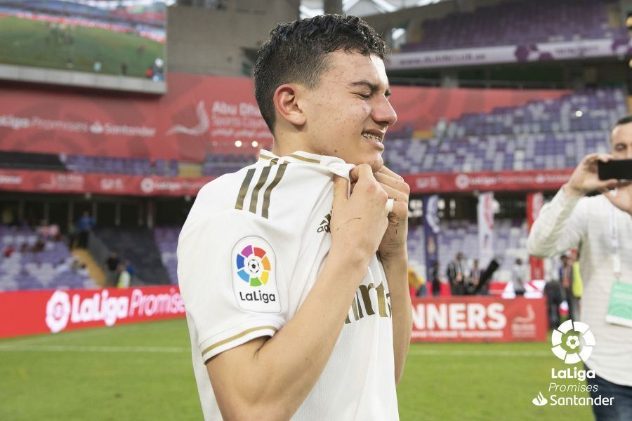 José Reyes llora tras ser elegido el mejor jugador de LaLiga Promises Internacional de Abu Dabhi.